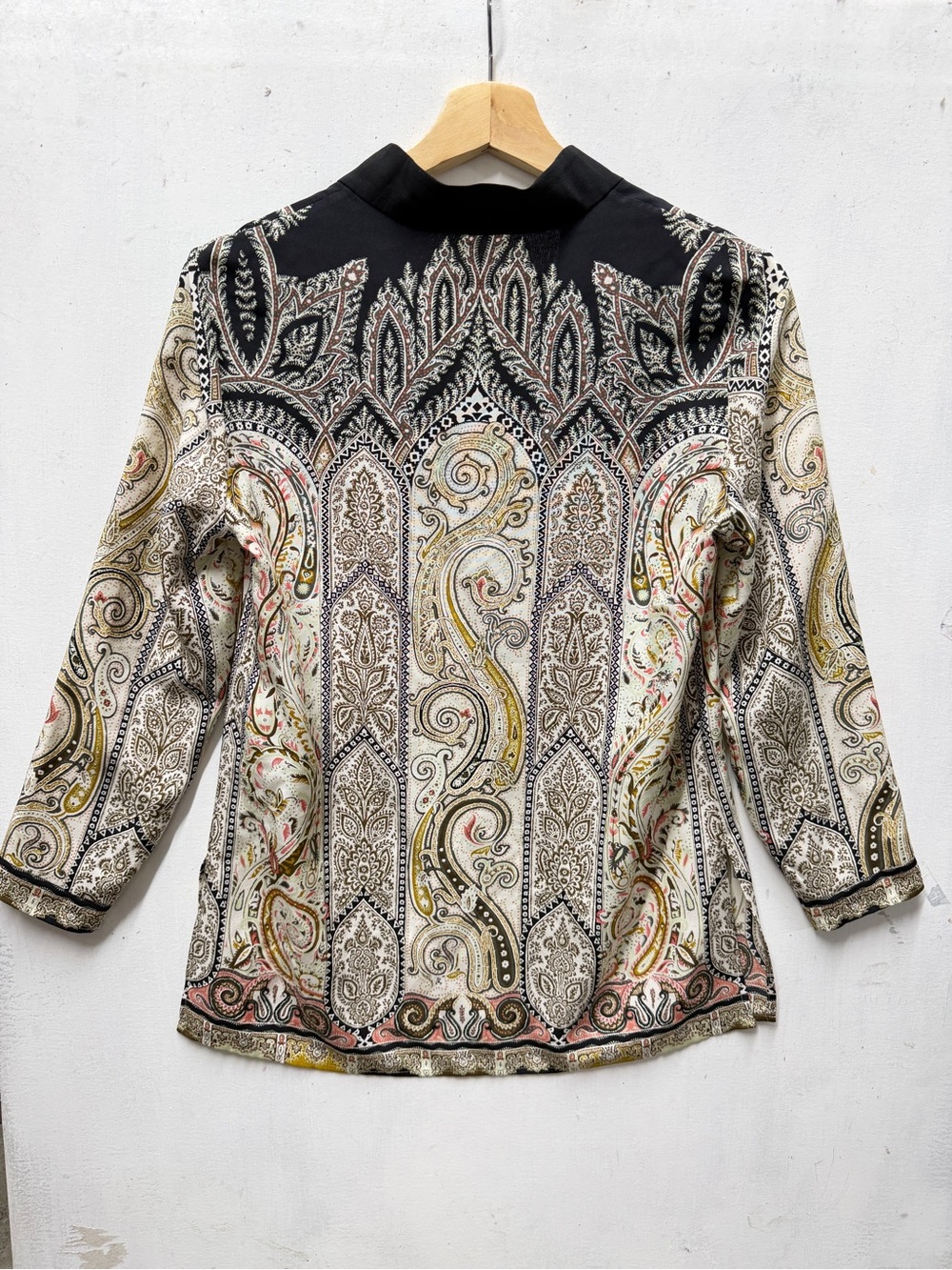 Etro Black and Cream Paisley V-Neck Top - Picture 2 of 8